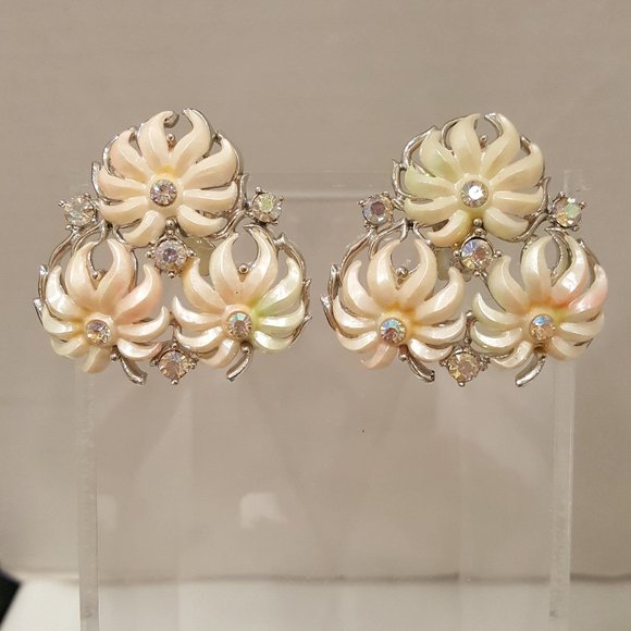 Vintage Aurora Borealis & iridescent plastic clip on earrings Signed STAR - Picture 1 of 7